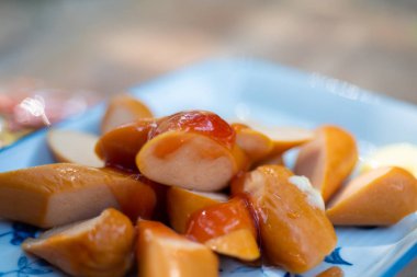 Sosisi mavi tabağa koy ve fast food konseptini kapat..