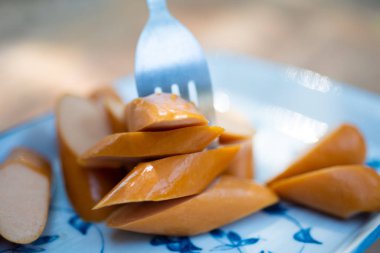 Sosisi mavi tabağa koy ve fast food konseptini kapat..