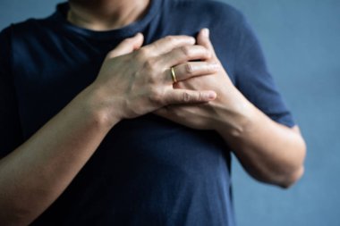 Gri arka plan tıbbi konseptinde bulanık hasta miyokardiyal enfarktüsü (Mi).