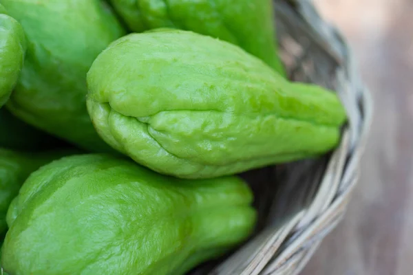 Pişirmek Için Bambu Sepeti Içinde Taze Yeşil Chayote — Stok fotoğraf