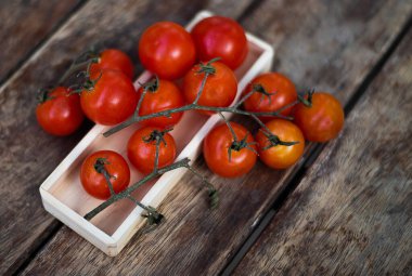 Ahşap masadaki taze domatesleri kapat..