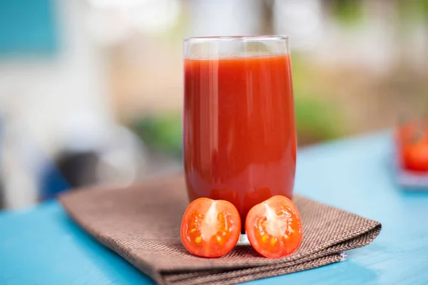 Suco Tomate Fresco Beber Conceito Saudável Mesa Madeira — Fotografia de Stock