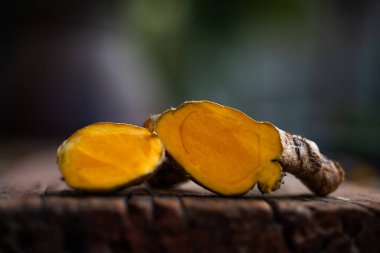 Tahta masa üzerinde taze zerdeçal Tayland bitkisi konsepti.