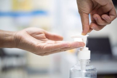 Alkol jeli kullanarak elinizi kapatın. Koronavirüs konseptini koruyorum..