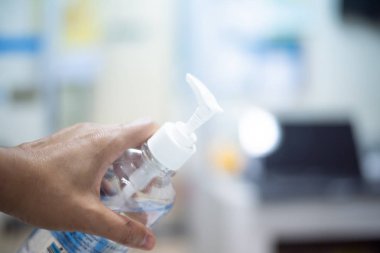 Alkol jeli kullanarak elinizi kapatın. Koronavirüs konseptini koruyorum..