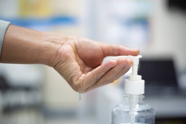 Alkol jeli kullanarak elinizi kapatın. Koronavirüs konseptini koruyorum..
