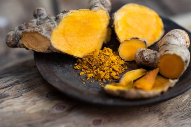 Tahta masa üzerinde taze zerdeçal Tayland bitkisi konsepti.