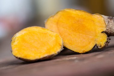 Tahta masa üzerinde taze zerdeçal Tayland bitkisi konsepti.