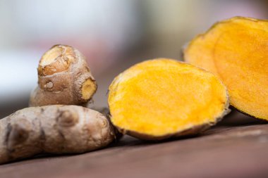 Tahta masa üzerinde taze zerdeçal Tayland bitkisi konsepti.