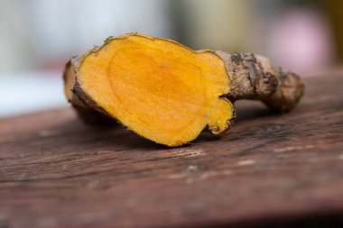 Tahta masa üzerinde taze zerdeçal Tayland bitkisi konsepti.