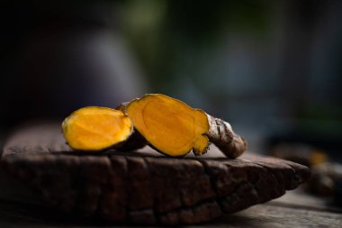 Ahşap masadaki sarı zerdeçal bitkisini kapat..