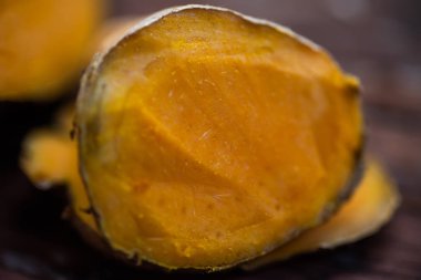 Ahşap masadaki sarı zerdeçal bitkisini kapat..