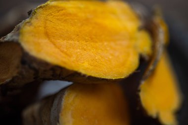 Ahşap masadaki sarı zerdeçal bitkisini kapat..