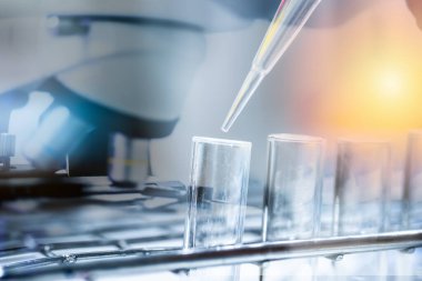 Laboratuvarda çift pozlama test tüpü koronavirüs konsepti.
