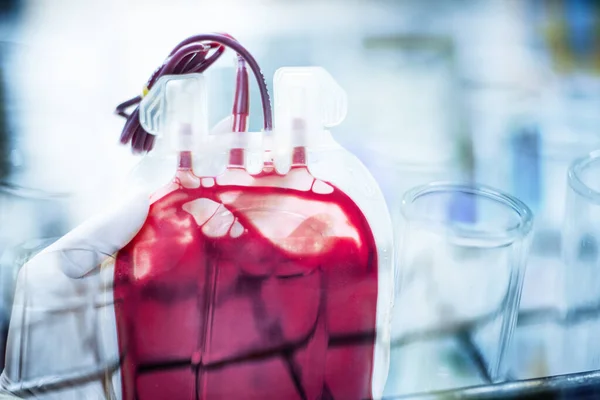 Подвійна Експозиція Червоного Мішка Крові Пробіркою Фоні Лабораторних Наук — стокове фото