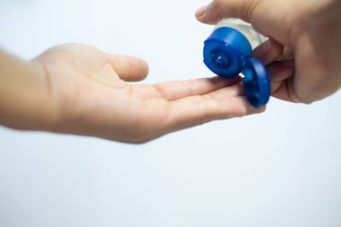 El alkollü jel kullanarak koronavirüsü veya covid-19 virüsünü korur..