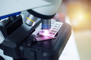 Laboratuvar objektif lens mikroskobu kapatın.