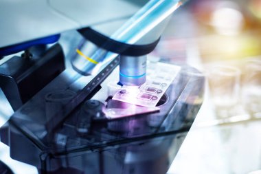 Laboratuvar objektif lens mikroskobu kapatın.