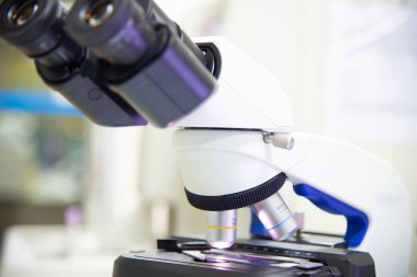 Laboratuvar objektif lens mikroskobu kapatın.