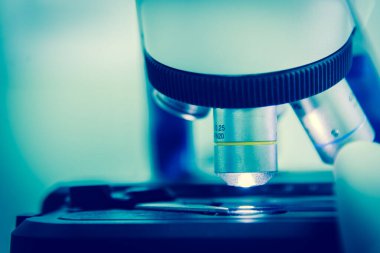 Laboratuvar objektif lens mikroskobu kapatın.