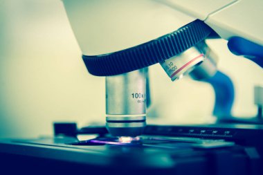 Laboratuvar objektif lens mikroskobu kapatın.