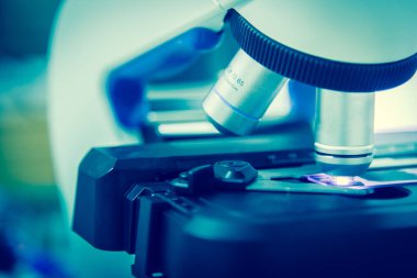 Laboratuvar objektif lens mikroskobu kapatın.