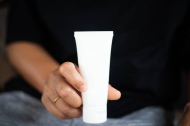 El, koronavirüs virüsü ve bakterileri korumak için alkol jeli kullanıyor..