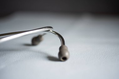 Tıbbi konseptteki karanlık arka plan stetoskopunu kapat.