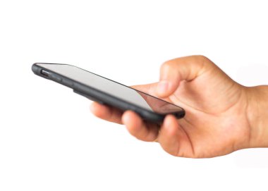 Beyaz arkaplanda elinde siyah akıllı telefonu kapat.