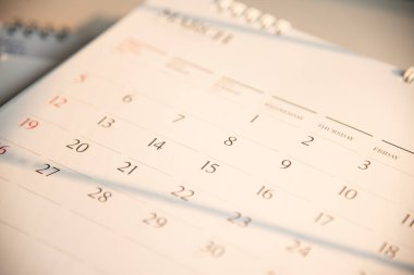 Hatırlama konseptinde bulanık eski takvim.