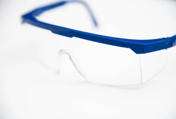 白い背景に青い目のガラス 保護されたコロナウイルスの概念を持つPpe — ストック写真