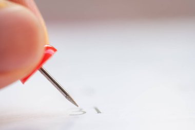 Planlama konseptinde takvimin kırmızı iğnesini kapat.