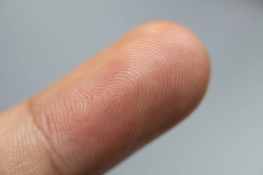 Adli tıp kavramında parmak izi biyometrik kimliğini kapat.