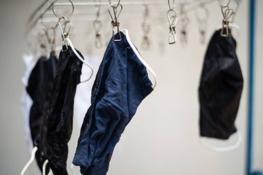 Kumaş maskeyi kapat. Korunan COVID-19 virüsünü tekrar kullan..