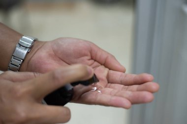 El,% 70 alkol jeli ile korunan COVID-19 virüsü veya koronavirüs kullanıyor..