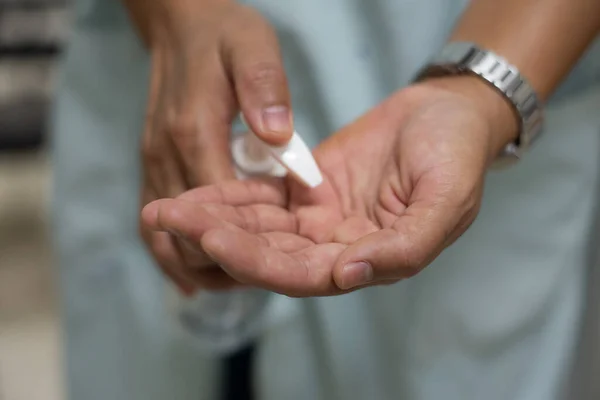 Mano Utilizzando Gel Alcolico Con Virus Protetto Covid Coronavirus — Foto Stock