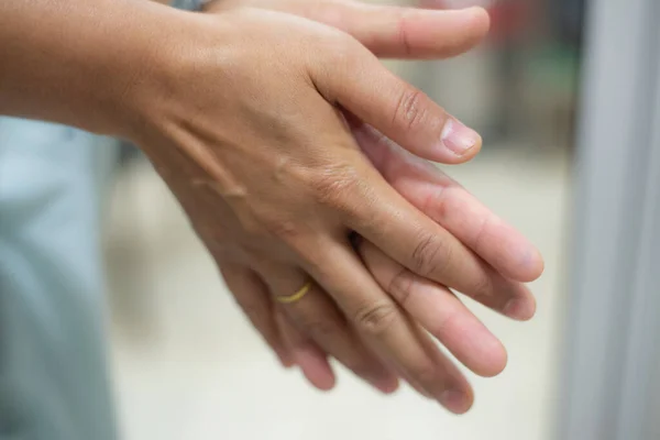 Mano Utilizzando Gel Alcolico Con Virus Protetto Covid Coronavirus — Foto Stock