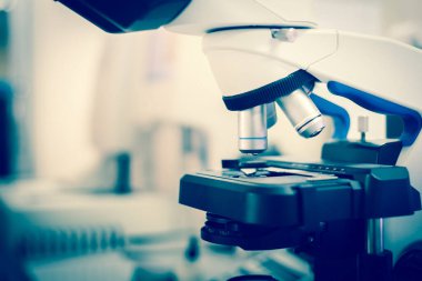 Mircoscope 'u mavi tonda kapat. Laboratuvar konsepti..