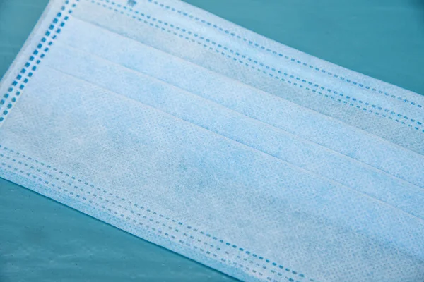 Topeng Bedah Biru Dengan Coronavirus Yang Dilindungi Dengan Latar Belakang — Stok Foto