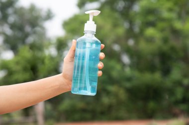 El kadınları virüs ve bakterileri korumak için alkol jeli kullanıyor..