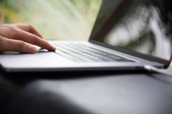 Close Hand Frauen Mit Laptop Technologie Konzept — Stockfoto