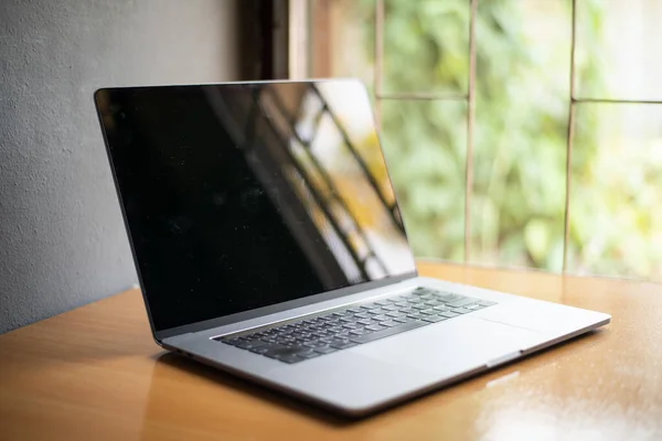 Ordenador Portátil Mesa Madera Sobre Fondo Borroso Concepto Tecnología — Foto de Stock