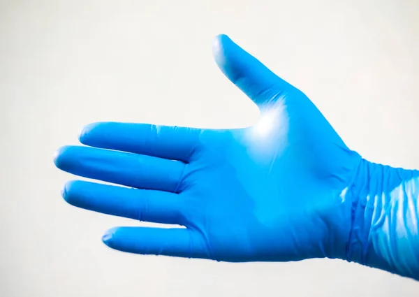 Hand Hand Blauem Handschuh Auf Weißem Hintergrund Wissenschaftskonzept — Stockfoto