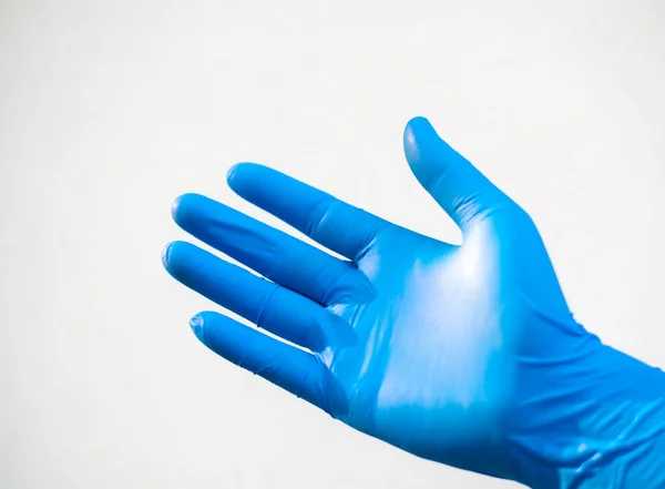 Закрыть Руку Синей Перчатке Белом Фоне Научной Концепции — стоковое фото