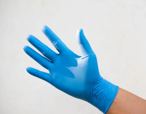 Hand Hand Blauem Handschuh Auf Weißem Hintergrund Wissenschaftskonzept — Stockfoto