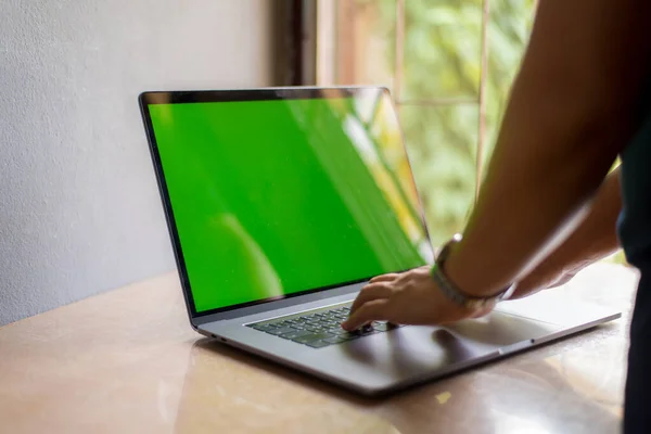 Laptop Mit Grünem Bildschirm Auf Dem Tisch Arbeitsraumkonzept — Stockfoto