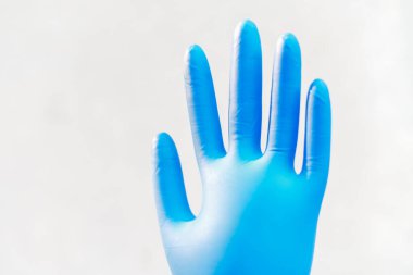 Beyaz arka plan tıp bilimi konseptinde mavi eldiveni kapat.