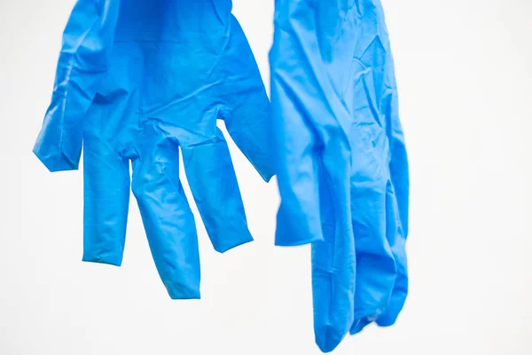 Close Blauer Handschuh Auf Weißem Hintergrund Medizinisches Wissenschaftskonzept — Stockfoto