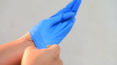 Beyaz arkaplanda mavi eldiven.