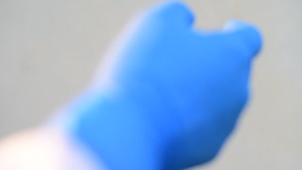 gant bleu sur fond blanc .